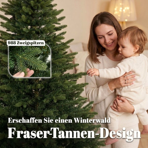 Ein künstlicher Weihnachtsbaum in einem modern eingerichteten Wohnzimmer mit Kamin und Geschenken.