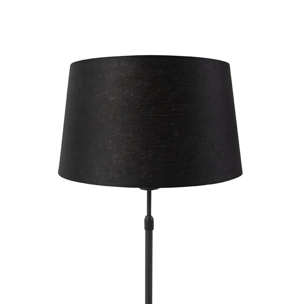 Schwarzer Stofflampenschirm in konischer Form auf einem Metallständer.