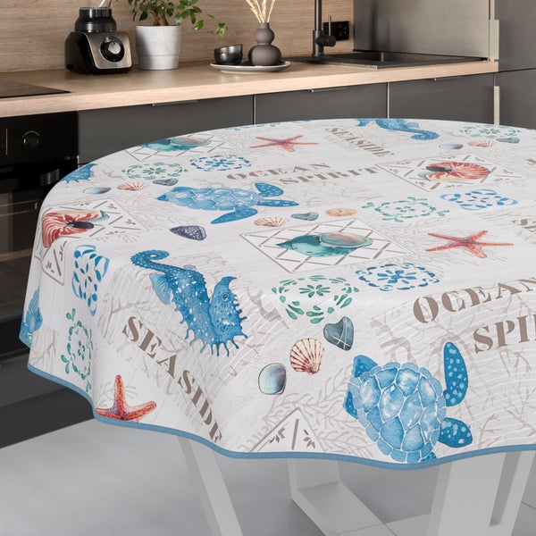 Runde Tischdecke mit Meeresmotiven auf einem Küchentisch