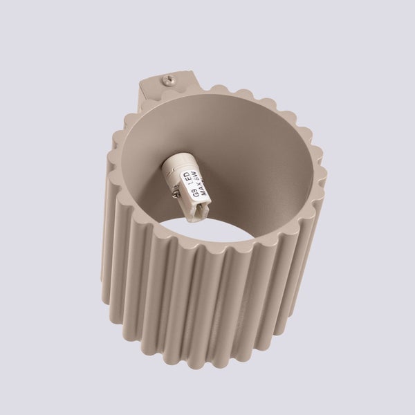 Zylindrische Gips-Wandleuchte mit geriffelter Oberfläche und G9-LED-Fassung für maximal 8 Watt.