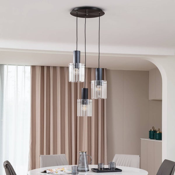 Pendelleuchte mit drei Lampen über Esstisch