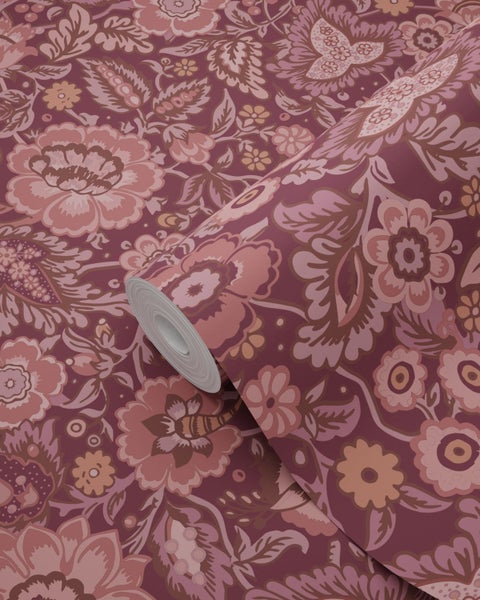 Vliestapete mit floralem Muster in Weinrot, Rosa und Beige.