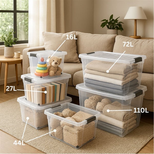 Set aus transparenten Kunststoff Aufbewahrungsboxen mit Deckel in verschiedenen Größen für Ordnung im Wohnzimmer.