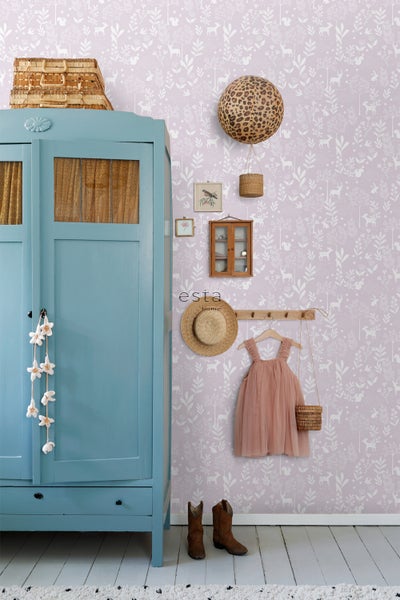 Kinderzimmer mit helllila Tapete, blauem Schrank und dekorativen Elementen