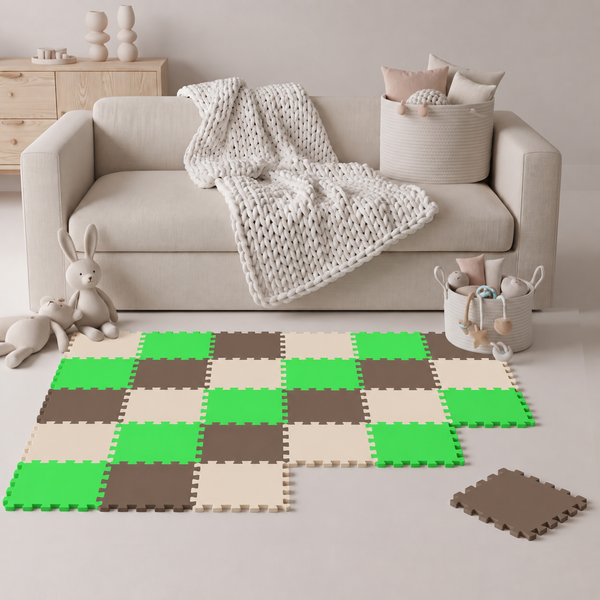 Spielteppich aus ineinandergreifenden Schaumstoffpuzzleteilen in geometrischer Anordnung vor einem Sofa in einem modern eingerichteten Zimmer