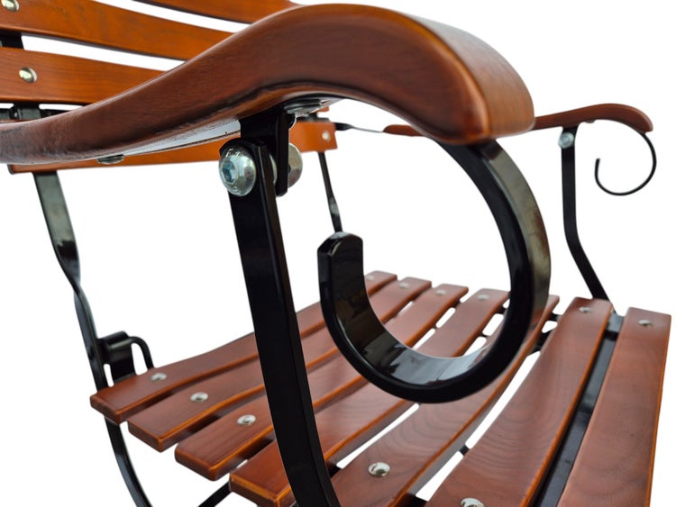 Detailansicht einer Gartenbank mit Holzlatten und schwarzem Metallgestell, gebogener Armlehne und sichtbaren Schraubverbindungen.