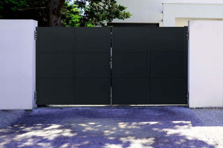 Modernes Gartentor aus Metall mit quadratischen Feldern