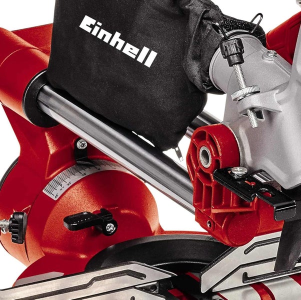 Einhell Kapp- und Gehrungssäge mit Einhell Logo auf dem Spänefangsack, Winkelskala und Verstellmechanismus.