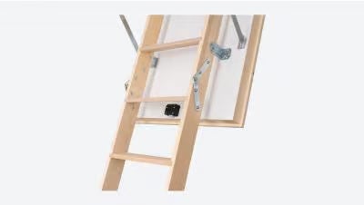 Holz Bodentreppe mit Klappmechanismus und Metallbeschlägen für den Dachbodenzugang.