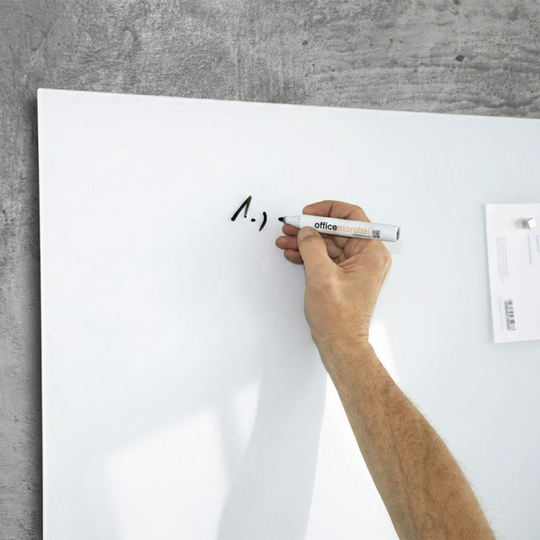 Person schreibt mit einem Marker auf eine Glas Magnettafel von Office Marshal