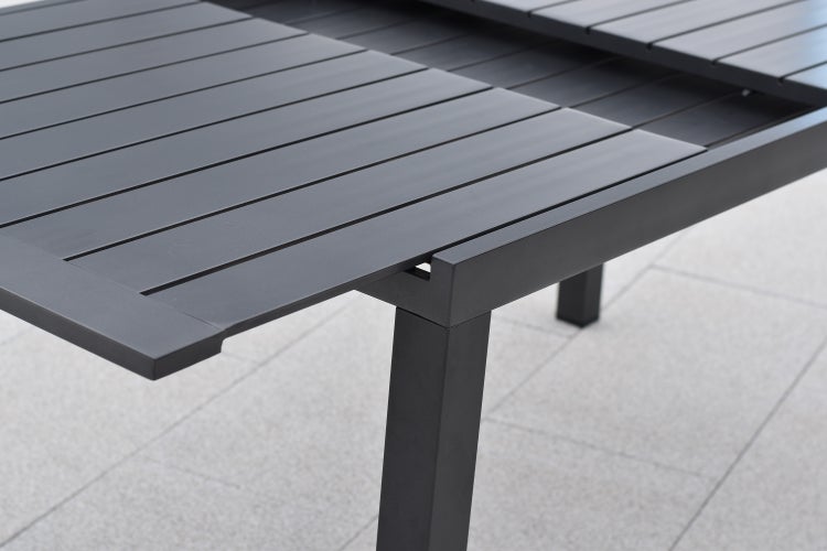 Detailansicht eines ausziehbaren Gartentisches mit Lamellenstruktur