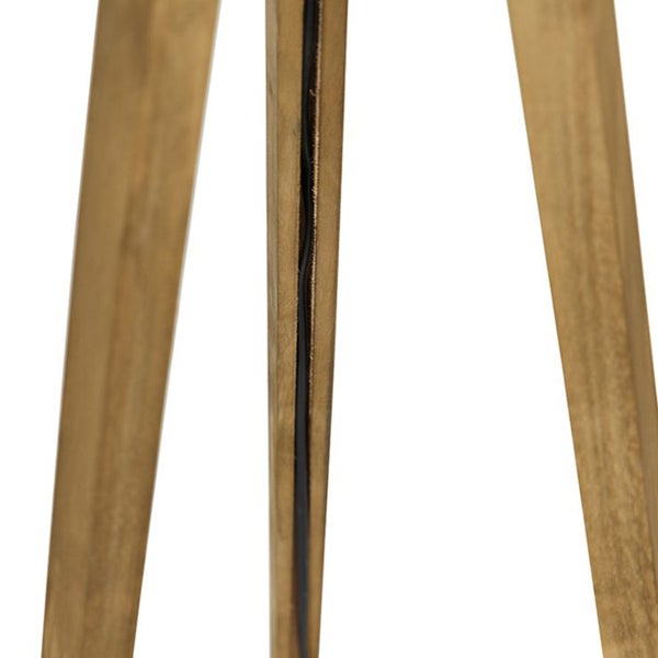 Nahaufnahme von drei Standbeinen einer Leuchte aus Holz