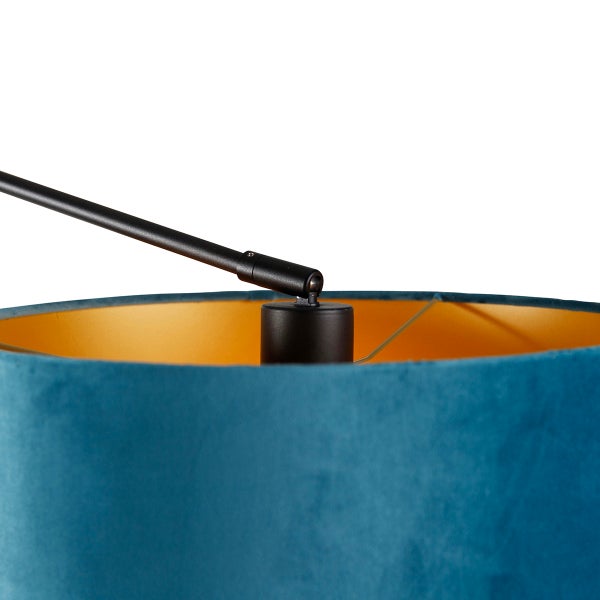 Detail einer Stehlampe mit blauem Lampenschirm und schwarzem Gestell