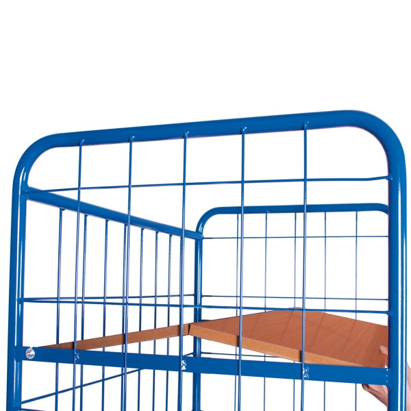 Detailansicht eines blauen Gitterwagens mit Holzboden