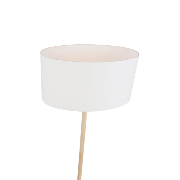 Runder Lampenschirm aus Textil auf einem Holzfuß für eine Stehlampe
