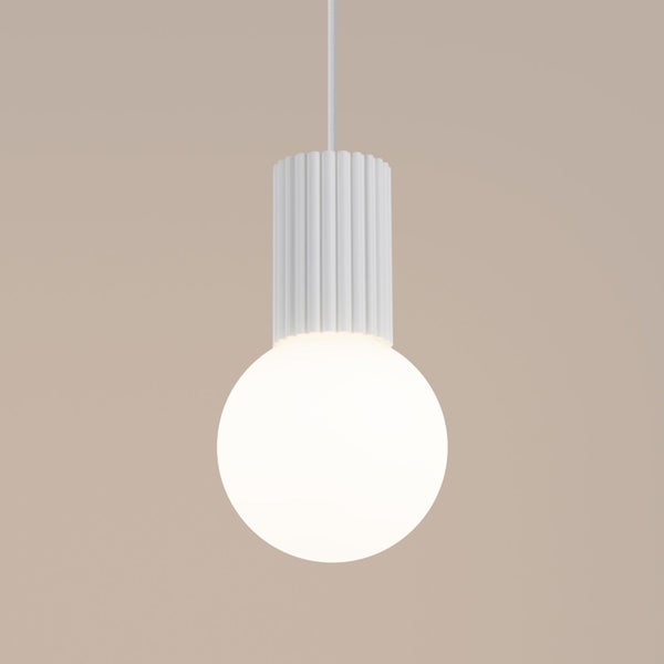 Weiße Pendelleuchte mit geriffeltem zylindrischem Gehäuse und einer runden Glaskugel.