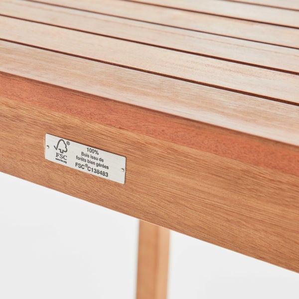 Detailansicht von Holzleisten mit FSC-Zertifizierung für Holz aus vorbildlich bewirtschafteten Wäldern.