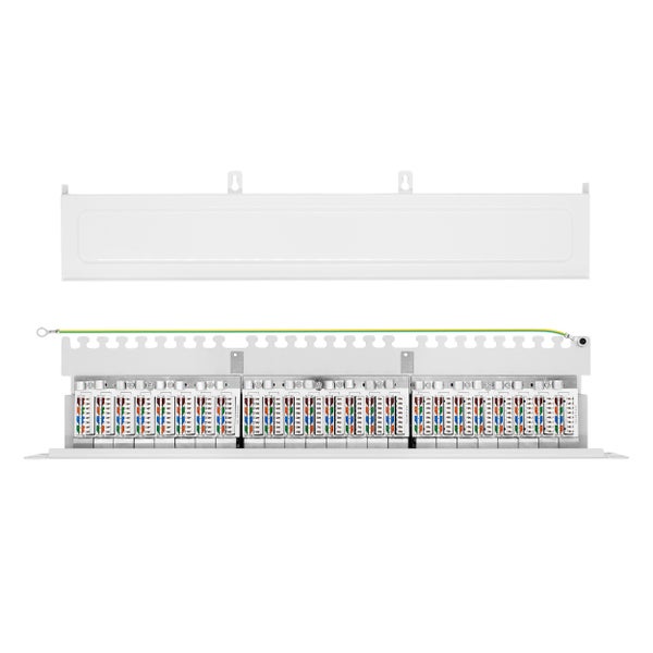 Patchpanel Kategorie 6A mit 24 Ports, weißem Gehäusedeckel und Erdungskabel für die Wandmontage.