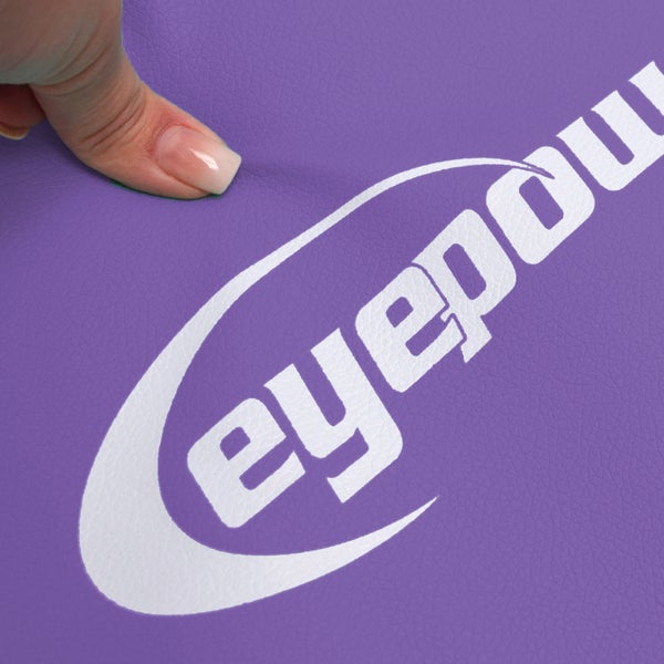 Detailaufnahme eines lila Eyepower-Produkts mit Finger