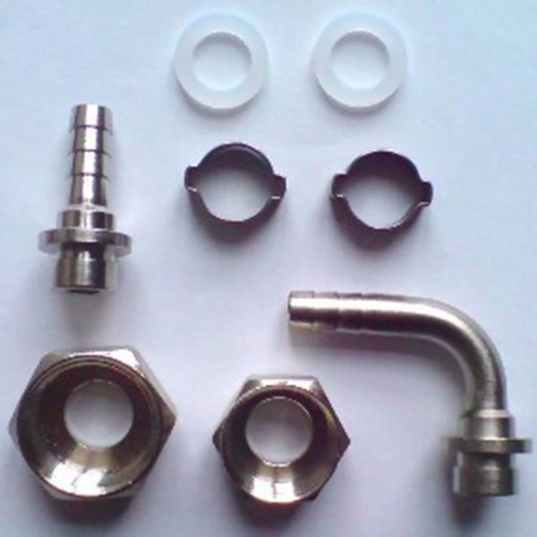 Schlauchanschluss-Set bestehend aus gerader Tülle, Winkel-Tülle, Sechskantmuttern, Dichtungen und Schlauchschellen aus Metall und Kunststoff.