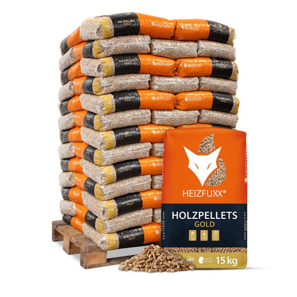 Eine Palette Heizfuxx Holzpellets Gold, 15 Kilogramm Sack, Brennholz für Heizsysteme, hohe Qualität, auf Holzpalette gestapelt.