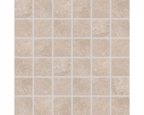 Wohnzimmer mit Sofa, Schrank, Stuhl und Teppich mit grafischem Muster