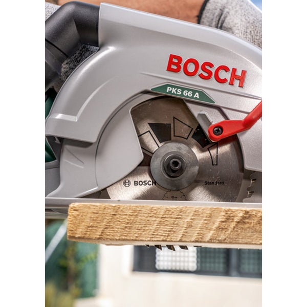 Bosch PKS 66 A Handkreissäge beim Schneiden von Holz