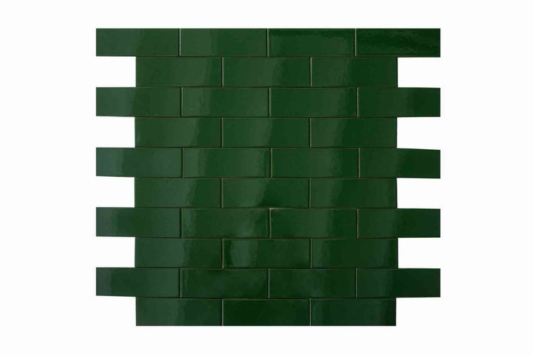 Grüne, glänzende Mosaikfliesen in rechteckiger Backstein-Optik aus Keramik.