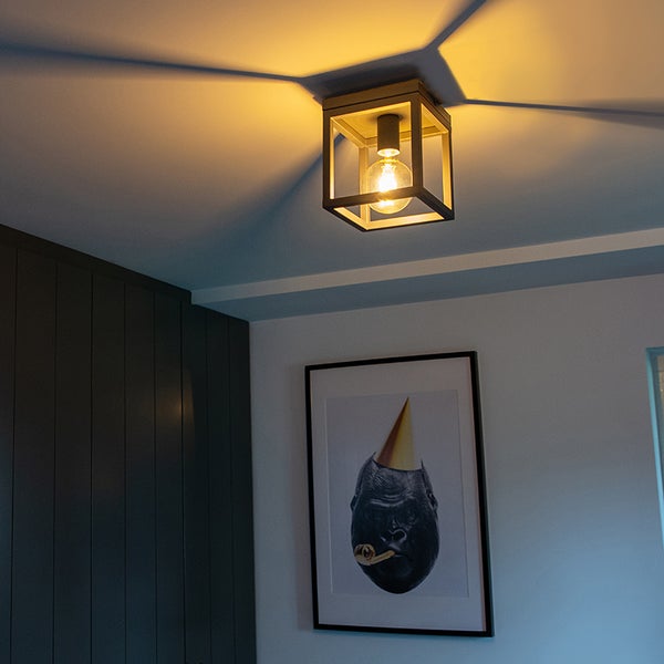 Deckenleuchte mit Glühbirne in einem Raum