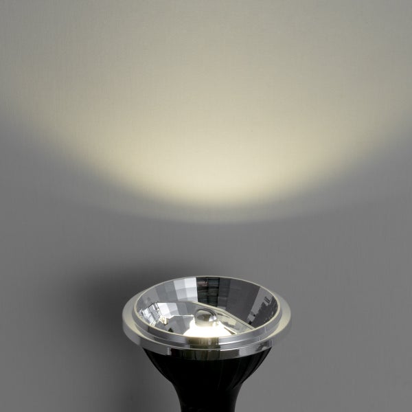 Strahler-Leuchtmittel mit silbernem Reflektor, das warmweißes Licht ausstrahlt.