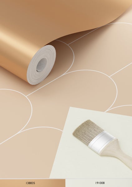 Tapetenrolle mit geometrischem Muster und ein Pinsel