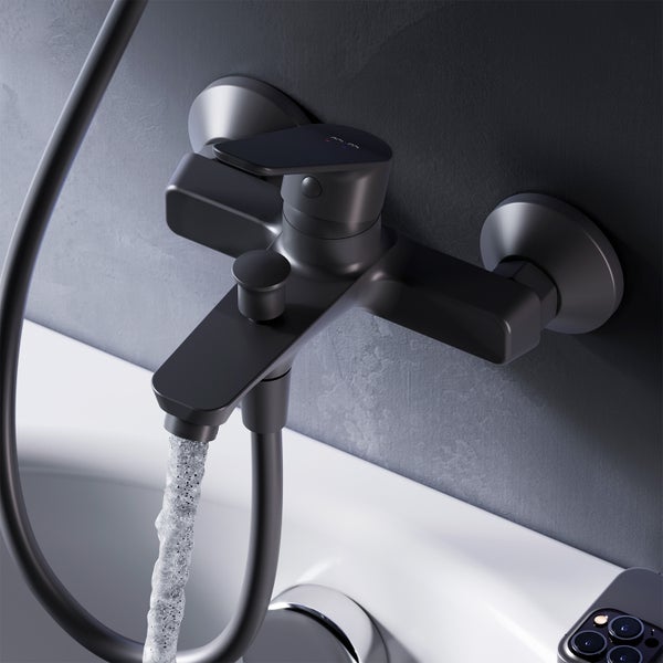 Dunkelgraue Badewannenarmatur mit laufendem Wasser