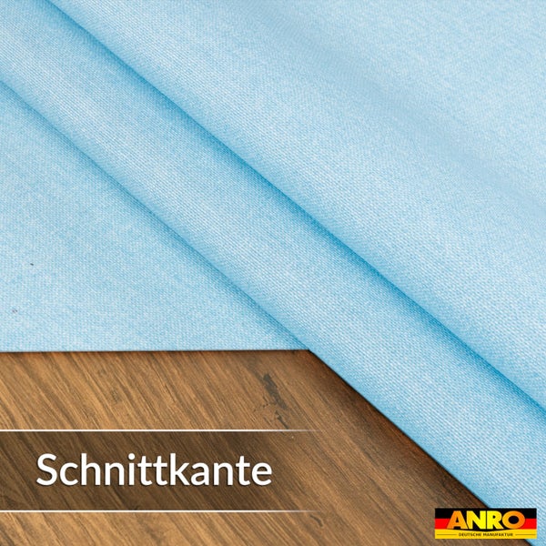 Detailaufnahme eines hellblauen strukturierten Stoffes mit Schnittkante auf einer Holzoberfläche. ANRO Logo.