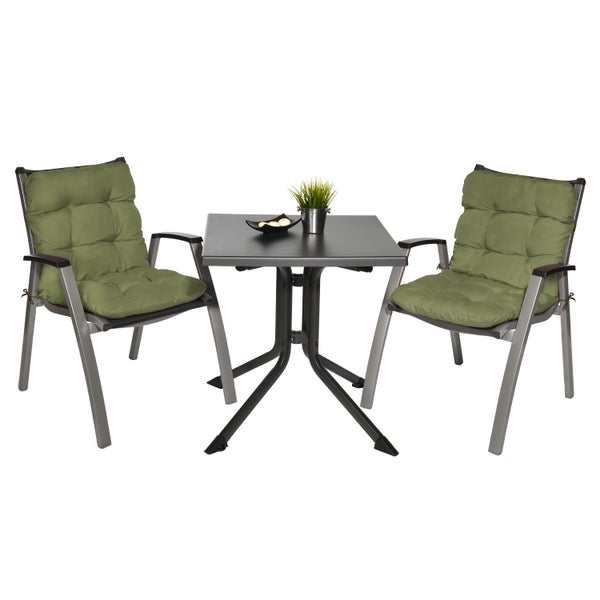 Gartenmöbel-Set bestehend aus einem quadratischen Metalltisch und zwei Gartenstühlen mit grünen Sitzkissen.