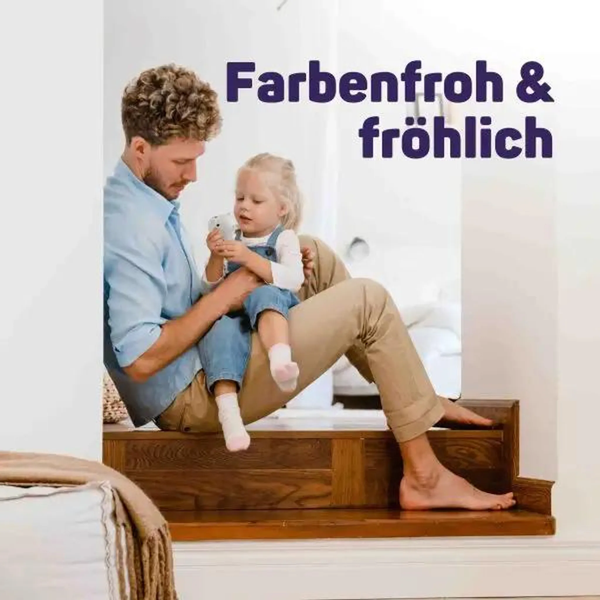 Ein Vater sitzt mit seiner kleinen Tochter auf einer Holztreppe in einer hellen Wohnumgebung mit dem Text Farbenfroh und fröhlich.