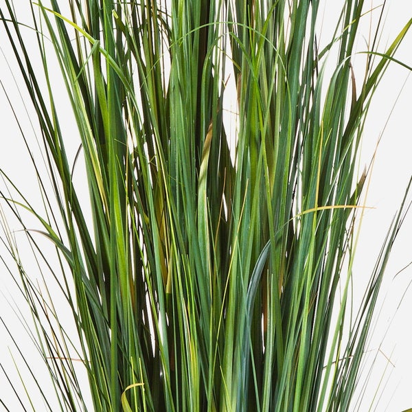 Künstlicher Zweig mit grünen Blättern aus Textilfaser.