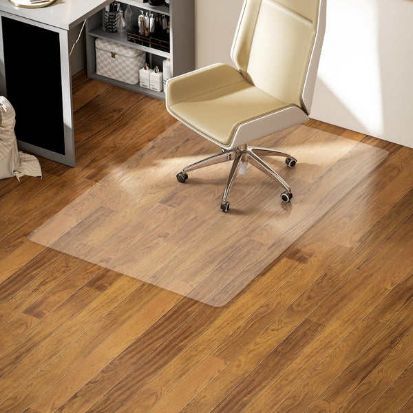 Transparente Bodenschutzmatte für Hartböden unter einem Schreibtischstuhl auf Holzlaminat.