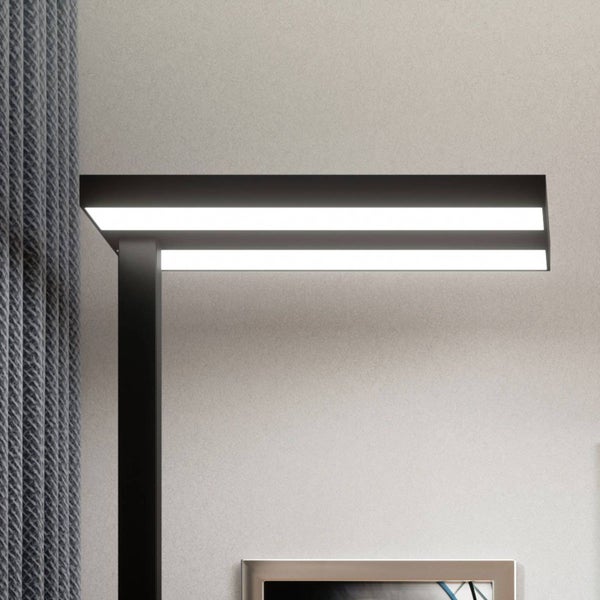 Moderne schwarze Stehleuchte mit zwei rechteckigen LED-Lichtstreifen in minimalistischem Design.
