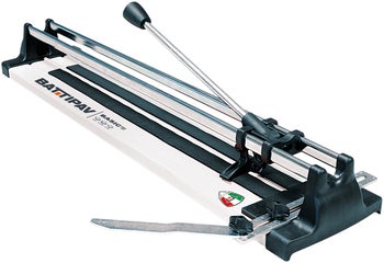 Manueller Fliesenschneider Battipav Basic Plus mit Führungsschienen und Hebel zum präzisen Schneiden von Fliesen.