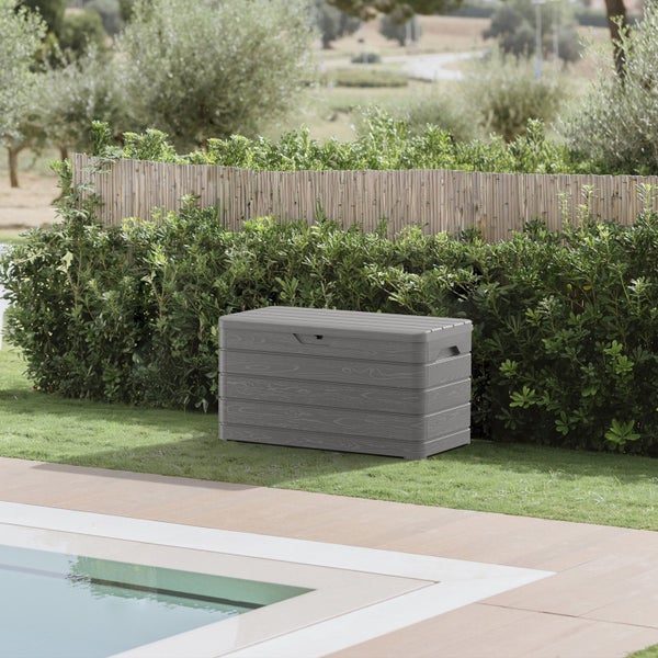 Aufnahme einer grauen Aufbewahrungsbox im Garten neben einem Pool