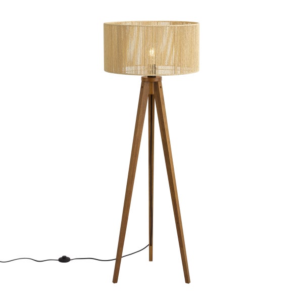 Stehlampe mit dreibeinigem Holzgestell und rundem Schirm aus geflochtenem Papierseil.