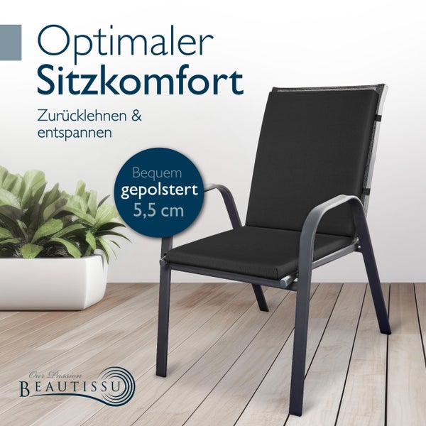 Gepolsterter Gartenstuhl mit Armlehnen für optimalen Sitzkomfort.