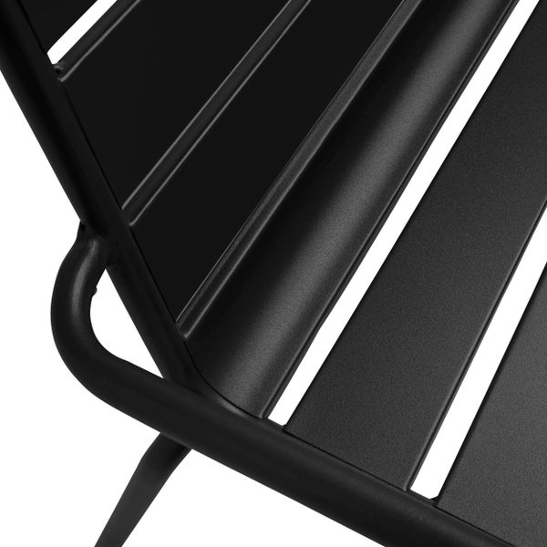 Detailansicht eines schwarzen Gartenstuhls aus Metall mit Lattenstruktur.