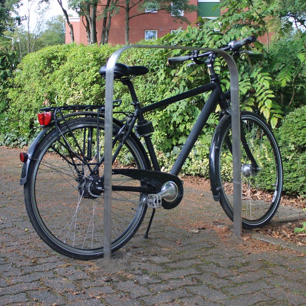 Schwarzes Fahrrad, das in einem Fahrradständer abgestellt ist