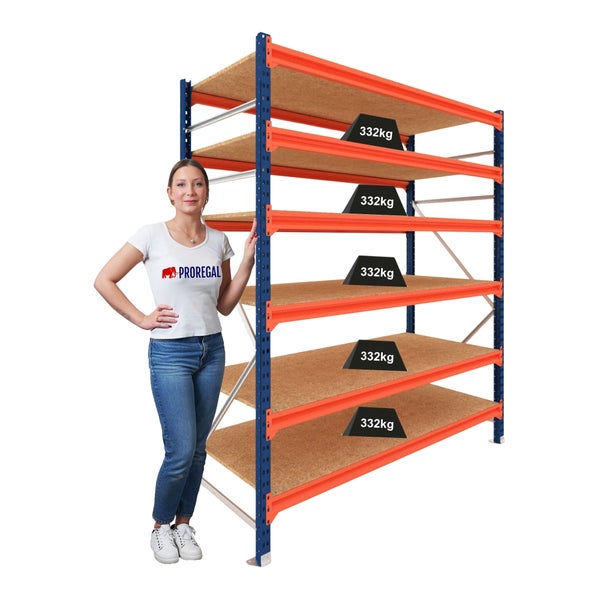 Blau-oranges Proregal Schwerlastregal, fünf Holzböden, Metallrahmen, Tragkraft 332 Kilogramm pro Boden, mit Person zum Größenvergleich.