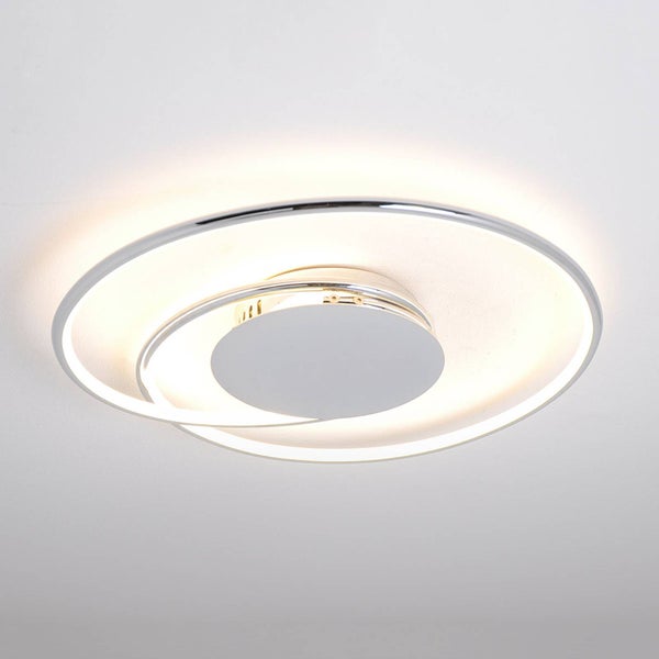 Moderne LED-Deckenleuchte mit kreisförmigen, überlappenden Ringen in Chrom-Optik und warmweißem Licht.