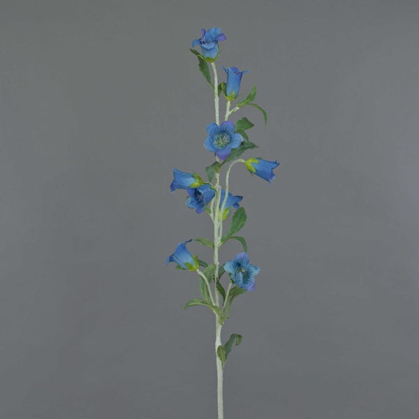 Künstliche blaue Glockenblume mit grünem Stiel und Blättern.