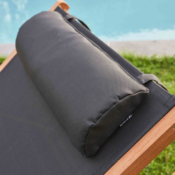 Schwarze Kopfstütze aus Textilgewebe für eine Sonnenliege mit verstellbarem Haltegurt.