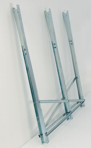 Dekorierter Weihnachtsbaum mit Kugeln und Schneeflocken