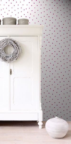 Dekorative Szene mit weißem Schrank, Kranz, Vase und Blumentapete für ein gemütliches Ambiente